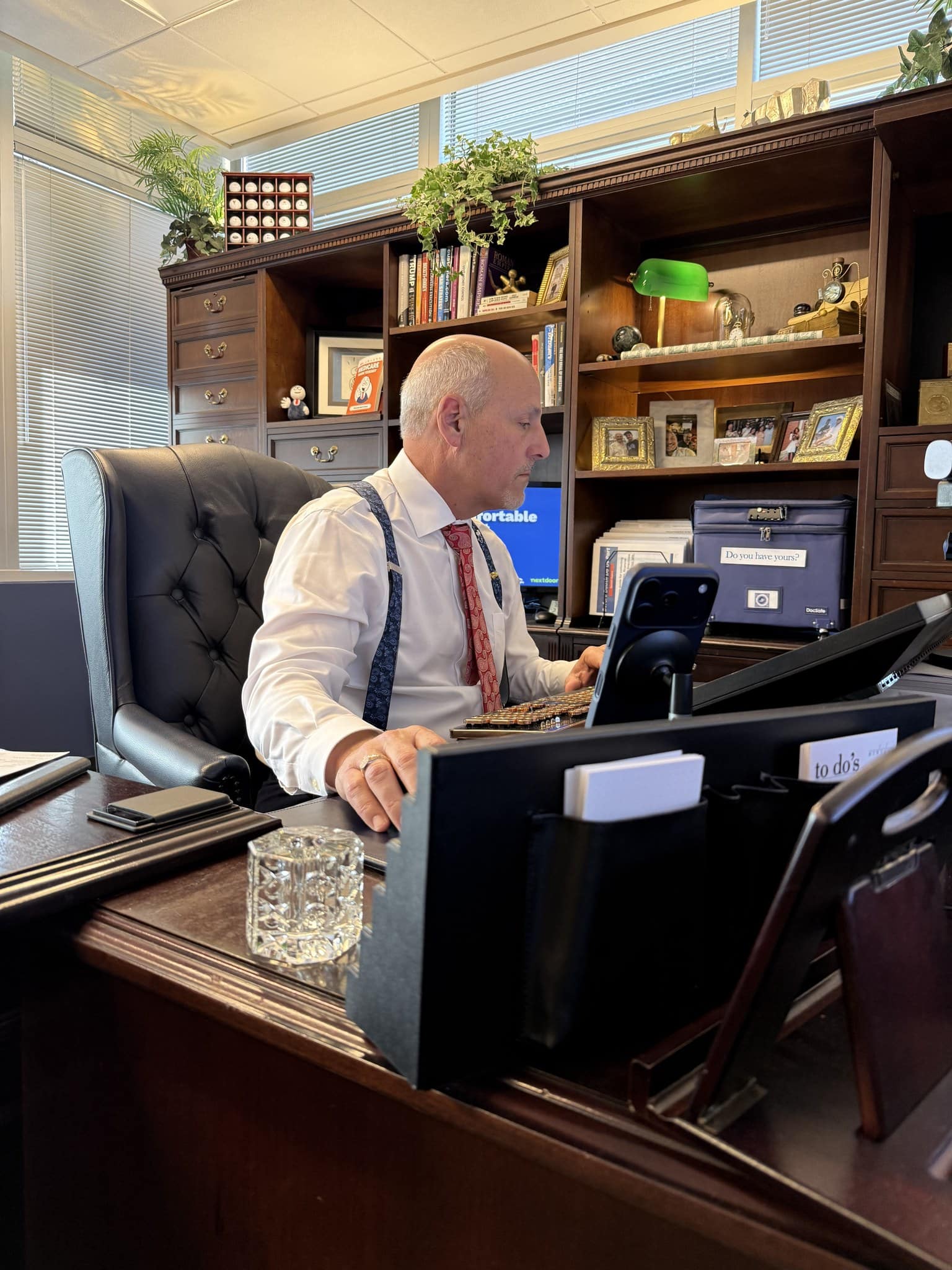 David Schaeffer, Principal Advisor at American Retirement Advisors, at his desk in the Scottsdale office